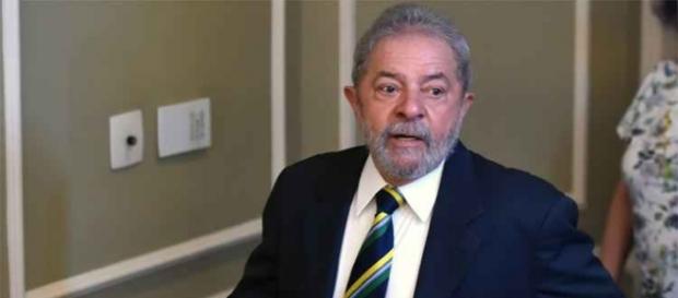 Lula chegando em hotel em Brasília Lula chegando em hotel em Brasília