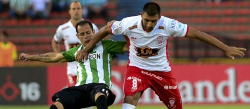 Contrasto tra Arias ed Abila durante Atletico Nacional-Huracan