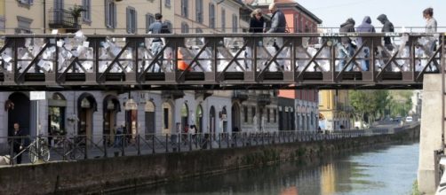 Il ponte di ferro sul Naviglio Grande diventa il Poetry Bridge a Milano.