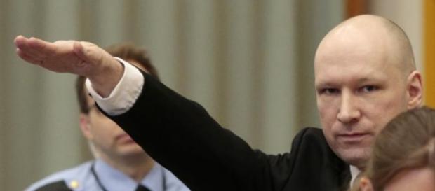 Anders Breivik faz a saudação Nazi em tribunal. Anders Breivik faz a saudação Nazi em tribunal.