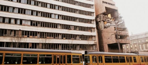 Belgrado e resti dei bombardamenti NATO. Belgrado e resti dei bombardamenti NATO.
