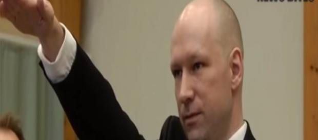 Breivik pozdrawia swoich fanów (scrn) Breivik pozdrawia swoich fanów (scrn)