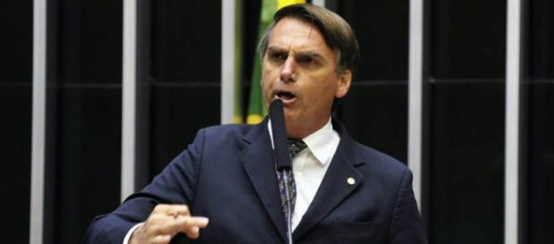 Deputado Jair Bolsonaro em discurso na Câmara Deputado Jair Bolsonaro em discurso na Câmara
