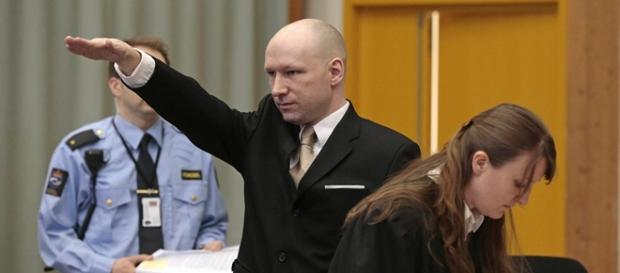 El pasado 15 de Marzo, el asesino noruego se presentó ante un tribunal noruego haciendo el saludo nazi El pasado 15 de Marzo, el asesino noruego se presentó ante un tribunal noruego haciendo el saludo nazi
