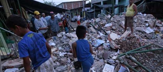 El terremoto de Ecuador se cobra ya más de 400 víctimas fallecidas El terremoto de Ecuador se cobra ya más de 400 víctimas fallecidas