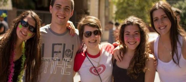 Lara Ordano es la mujer que está ubicada en centro de sus amigos Lara Ordano es la mujer que está ubicada en centro de sus amigos