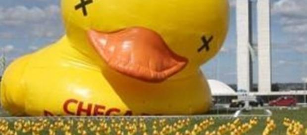 Fiesp coloca centenas de patos infláveis em frente ao palácio do Planalto Fiesp coloca centenas de patos infláveis em frente ao palácio do Planalto