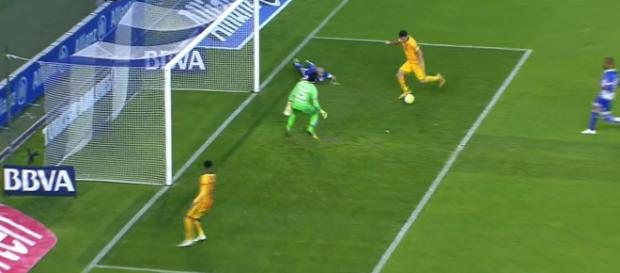 Suárez completando su póker de goles Suárez completando su póker de goles