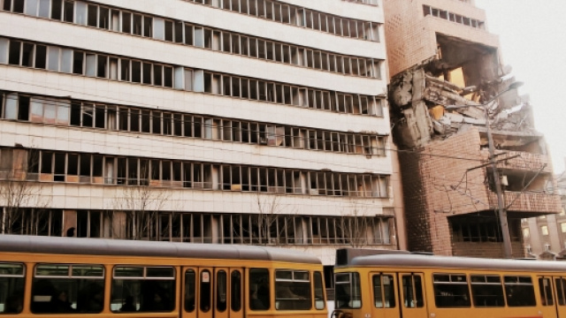 Belgrado e resti dei bombardamenti NATO.