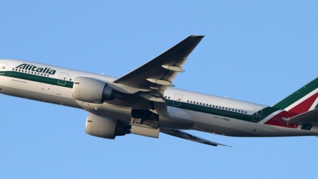 Capodichino, aereo atterra in emergenza senza carrello: pilota illeso