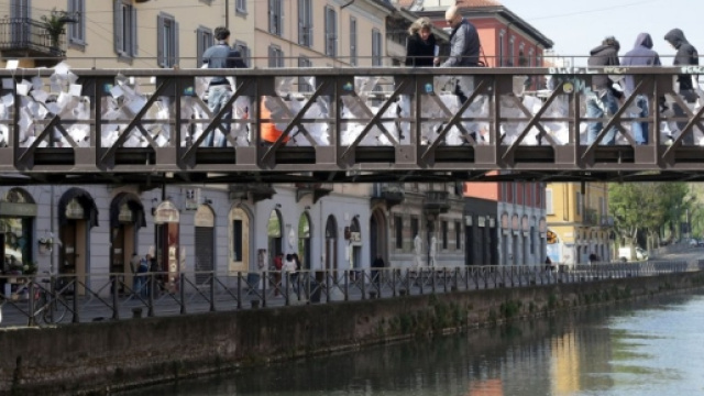 Il ponte di ferro sul Naviglio Grande diventa il Poetry Bridge a Milano.