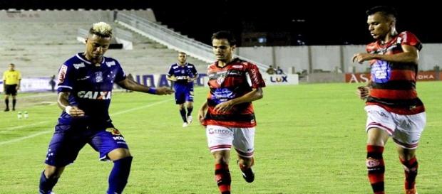 As duas equipes jogam mal e nao saem do 0 a 0. As duas equipes jogam mal e nao saem do 0 a 0.
