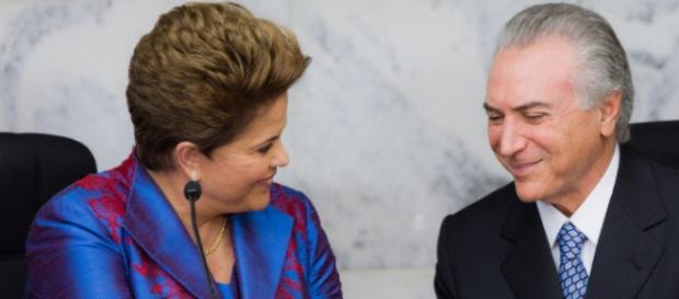 Dilma Rousseff e Michel Temer se cumprimentando em encontro Dilma Rousseff e Michel Temer se cumprimentando em encontro