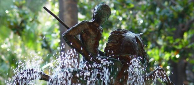 Escultura de Sant Jordi en una fuente Escultura de Sant Jordi en una fuente