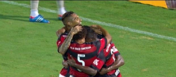 Jogadores comemorando um dos gols do Flamengo na partida. Jogadores comemorando um dos gols do Flamengo na partida.