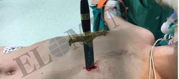La punta de la espada se quedó a tan sólo medio centímetro del corazón La punta de la espada se quedó a tan sólo medio centímetro del corazón