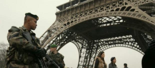 Militares en Francia ante la Torre Eiffel Militares en Francia ante la Torre Eiffel