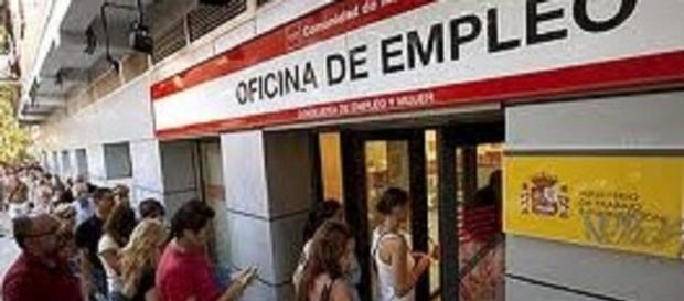 Personas que esperan en la cola del Inem Personas que esperan en la cola del Inem