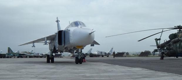 Tehnică militară rusească dislocată la baza aeriană Hmeymim din Siria Tehnică militară rusească dislocată la baza aeriană Hmeymim din Siria
