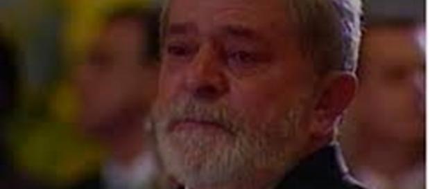 A população nada deve a Lula: ele não fez mais do que a obrigação A população nada deve a Lula: ele não fez mais do que a obrigação