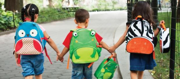Bambini che si recano a scuola Bambini che si recano a scuola