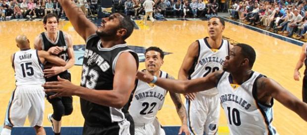 Boris Diaw anotando ante la mirada de los defensores de Memphis Boris Diaw anotando ante la mirada de los defensores de Memphis