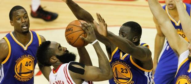 James Harden fue el máximo anotador del partido con 35 puntos James Harden fue el máximo anotador del partido con 35 puntos