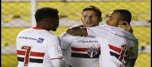 Jogadores comemorando o gol de empate do São Paulo. Jogadores comemorando o gol de empate do São Paulo.