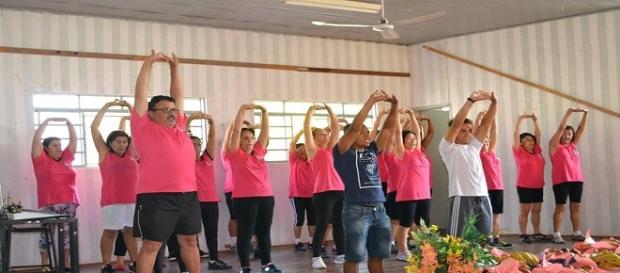 Jovens da terceira idade dançando Jovens da terceira idade dançando