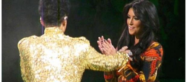 Kim Kardashain avait dû quitter la scène suite à sa prestation médiocre. Kim Kardashain avait dû quitter la scène suite à sa prestation médiocre.