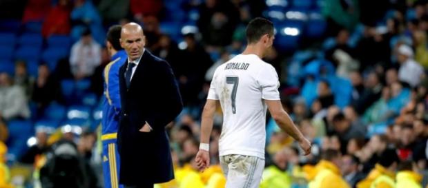 Ronaldo sale cabizbajo del césped del Bernabeu Ronaldo sale cabizbajo del césped del Bernabeu