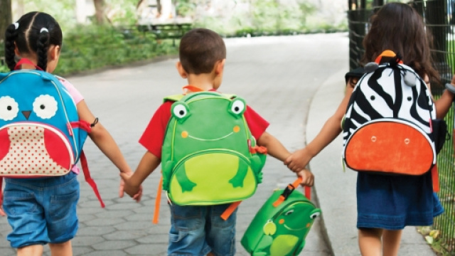 Bambini che si recano a scuola