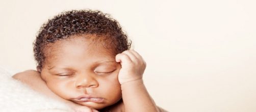 Bimbo nero nasce da genitori bianchi, il caso nel Salento