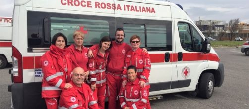 Un grupo di volontari della Croce Rossa di Fonte Nuova. Da snistra in alto il presidente, Cristina Paoli.
