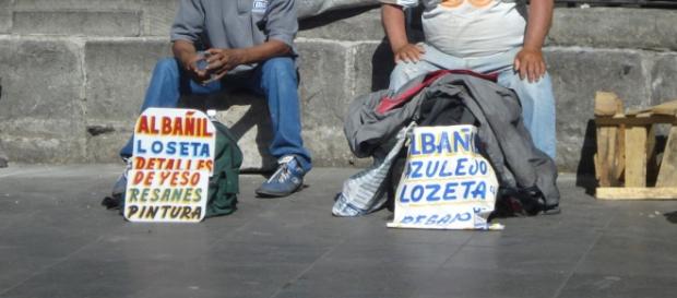 Gente ofreciendo sus servicios frente la Catedral Metropolitana de la CDMX Gente ofreciendo sus servicios frente la Catedral Metropolitana de la CDMX