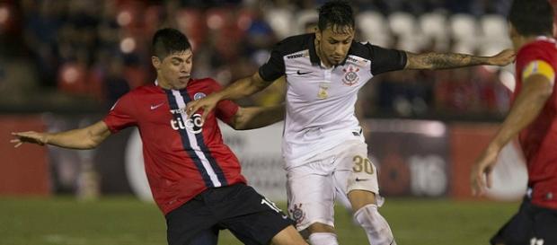 Lucca disputa a bola em jogo contra o Cerro Portenho (Foto: Divulgação) Lucca disputa a bola em jogo contra o Cerro Portenho (Foto: Divulgação)