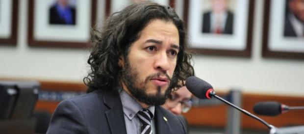 O deputado Jean Wyllys cuspiu no também deputado Bolsonaro, no plenário da Câmara Federal O deputado Jean Wyllys cuspiu no também deputado Bolsonaro, no plenário da Câmara Federal
