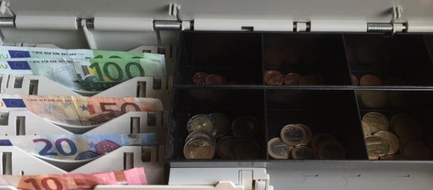Stipendio da un euro per un poliziotto con tre figli Stipendio da un euro per un poliziotto con tre figli