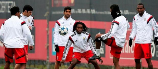 Talisca durante um treinamento pelo Benfica Talisca durante um treinamento pelo Benfica
