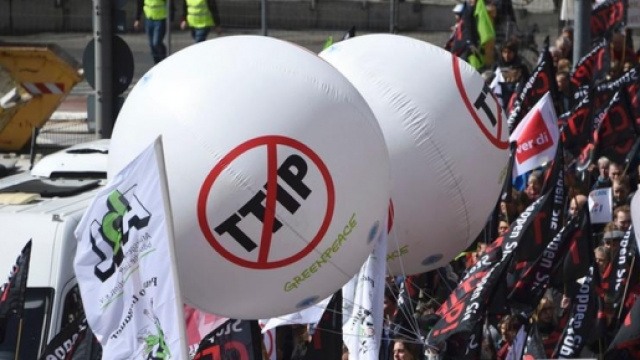 La visita di Obama in Germania è stata accolta dalle proteste degli attivisti anti-Ttip