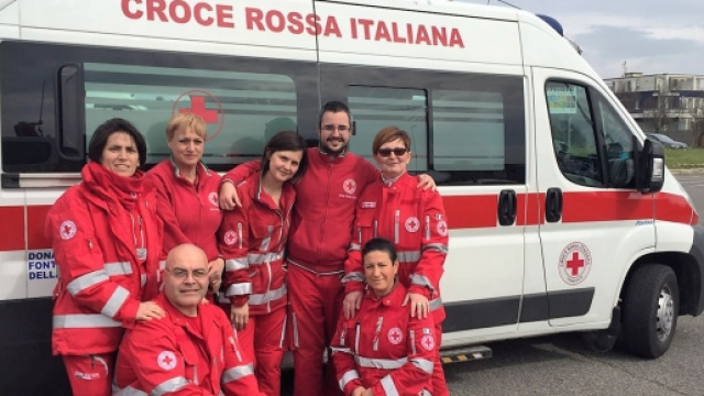 Un grupo di volontari della Croce Rossa di Fonte Nuova. Da snistra in alto il presidente, Cristina Paoli.