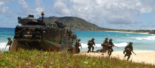 Un'esercitazione militare: giochi di guerra sempre più presenti nelle spiagge sarde. Un'esercitazione militare: giochi di guerra sempre più presenti nelle spiagge sarde.