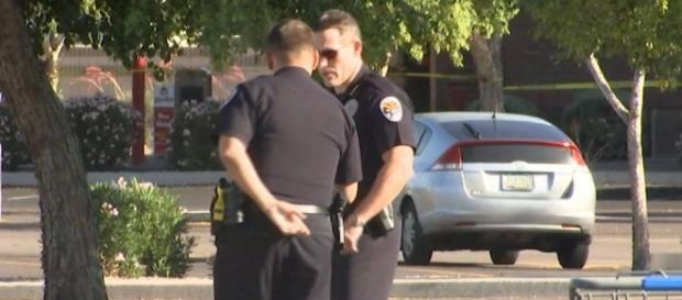 Poliţiştii fac cercetări la faţa locului Poliţiştii fac cercetări la faţa locului