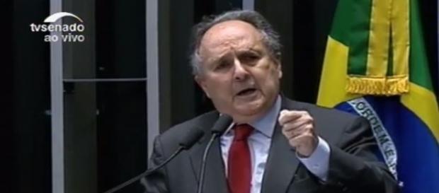 Senador Cristovam Buarque votou a favor do impeachment Senador Cristovam Buarque votou a favor do impeachment