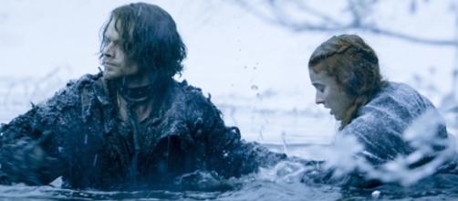 Sansa e Theon fogem de Ramsay (Foto: HBO/Divulgação)