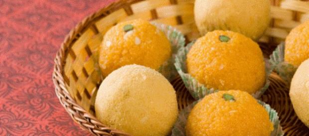 Laddoos, dulce hecho de harina de garbanzos, azúcar y mantequilla de búfalo Laddoos, dulce hecho de harina de garbanzos, azúcar y mantequilla de búfalo