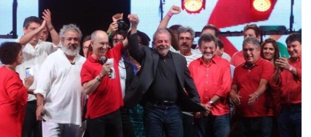 Lula diz que Brasil vai ter muitas lutas. PT aproveitou para acusar Temer de traição Lula diz que Brasil vai ter muitas lutas. PT aproveitou para acusar Temer de traição