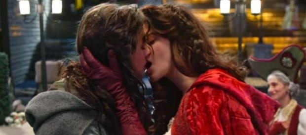 Once Upon a Time: o beijo entre Dorothy e Capuchinho Vermelho Once Upon a Time: o beijo entre Dorothy e Capuchinho Vermelho