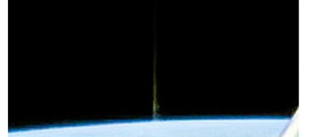 Ufo: un fascio di luce nello spazio manda in delirio gli ufologi Ufo: un fascio di luce nello spazio manda in delirio gli ufologi