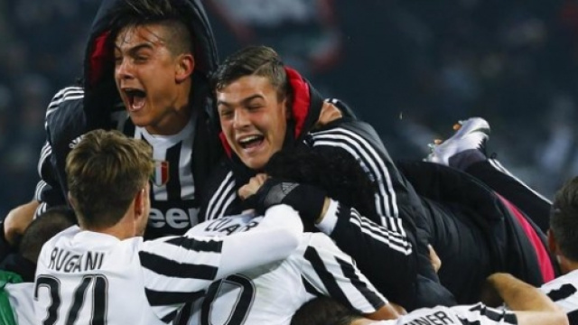 Zaza, abbracciato dai compagni dopo il gol al Napoli